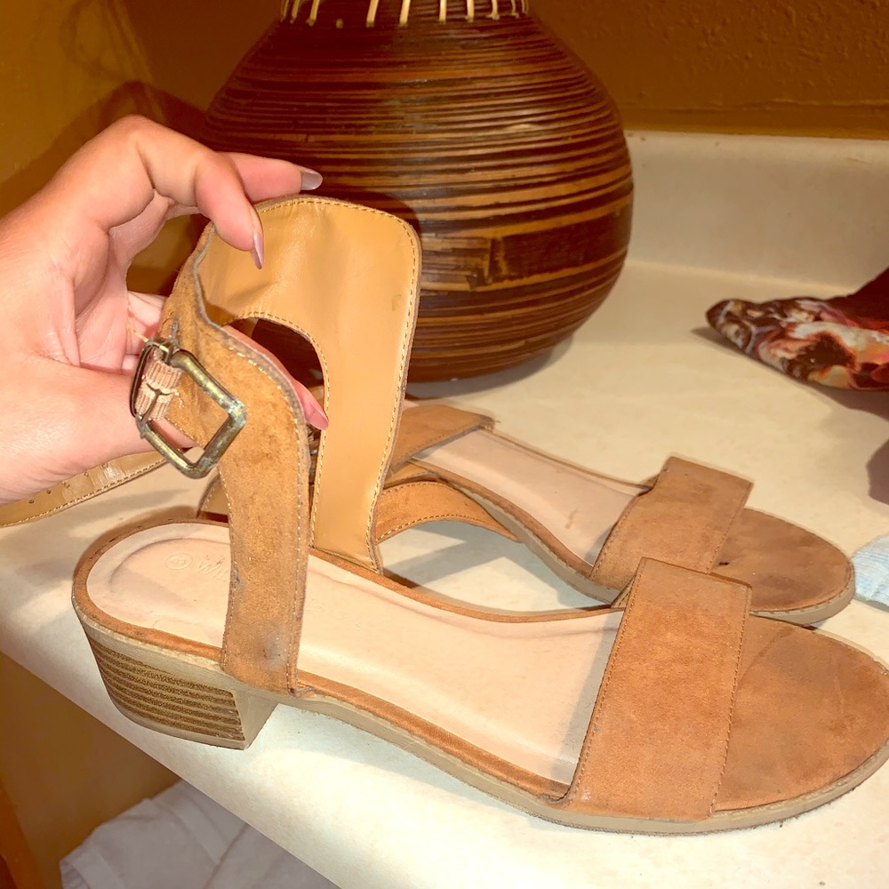 Low heel strap sandals